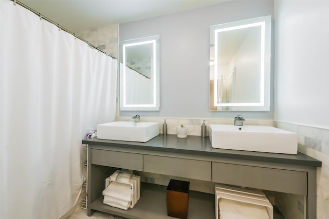 bathroom featuring a shower with shower curtain and vanity