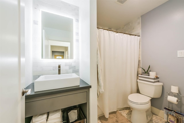 bathroom featuring a shower with shower curtain, vanity, and toilet