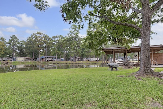 view of yard featuring a water view