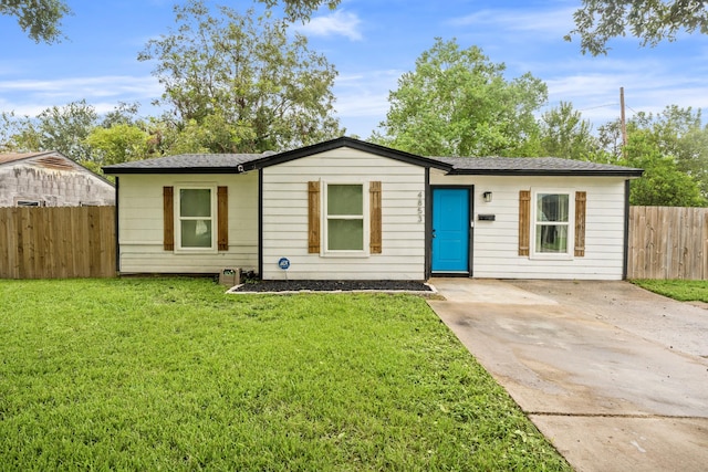 ranch-style home featuring a front lawn