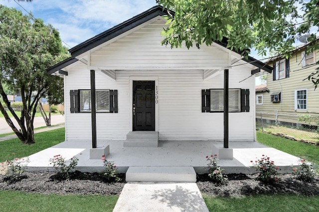 view of front facade with entry steps and fence