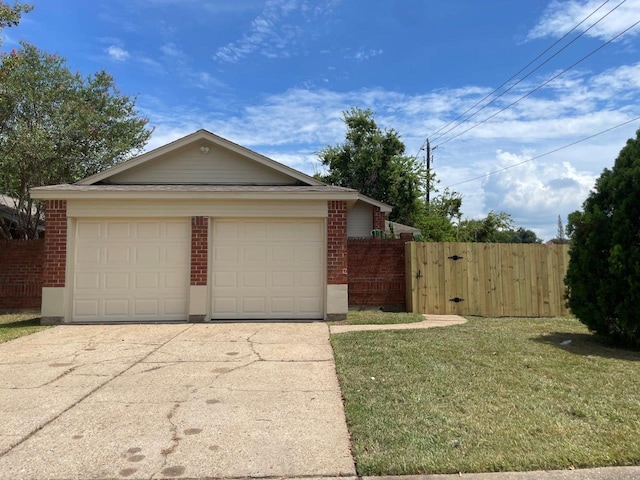 view of front facade featuring a garage and a front lawn