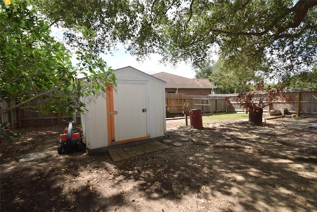 view of yard with a storage shed