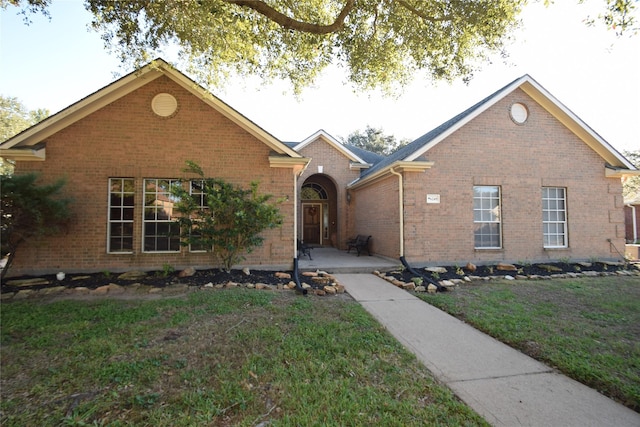 view of front of property featuring a front yard