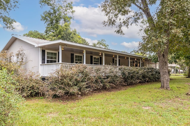 single story home with a front yard