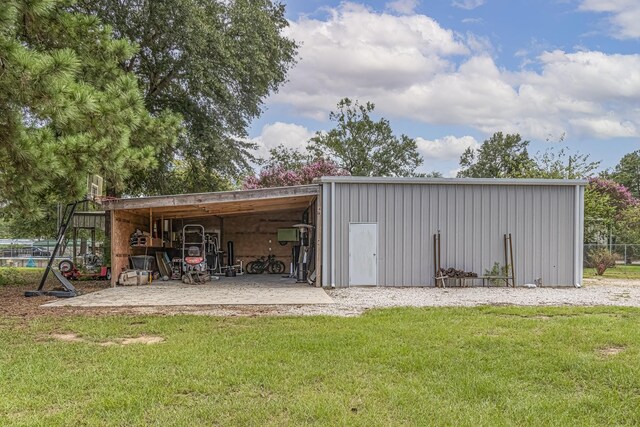 view of outdoor structure with a yard