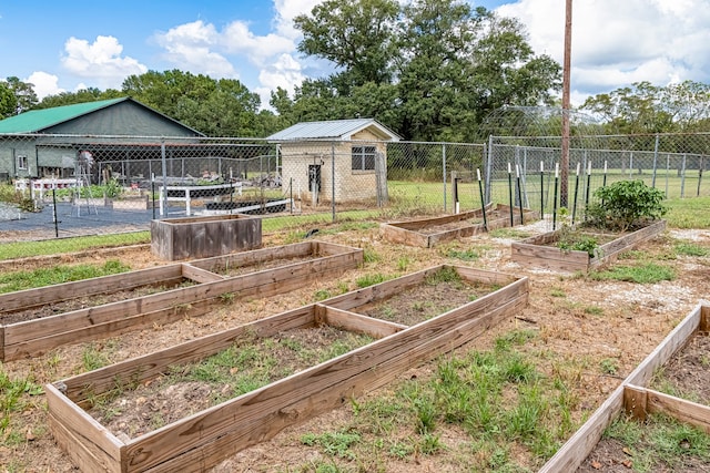 view of yard featuring a storage shed