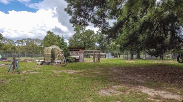 view of yard with an outbuilding