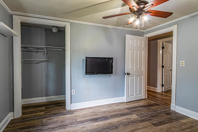 unfurnished bedroom featuring dark wood-type flooring, a closet, ceiling fan, and a textured ceiling