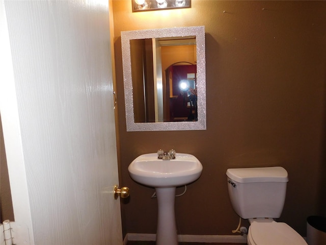 bathroom featuring sink and toilet