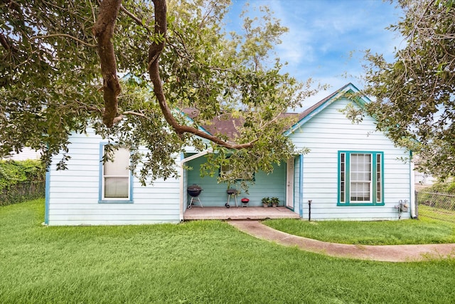 view of front of house with a front yard