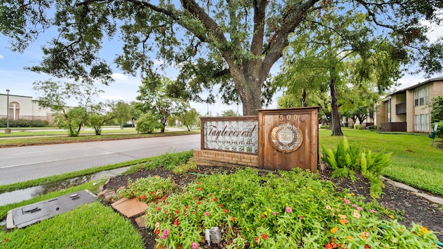 community sign featuring a yard