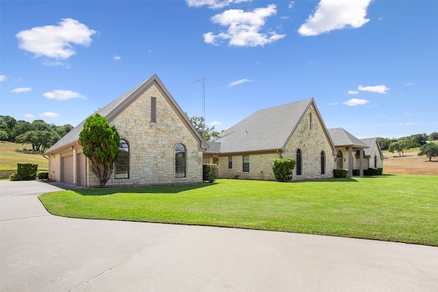 view of front of house featuring a front yard