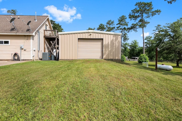 view of yard featuring a garage and an outdoor structure