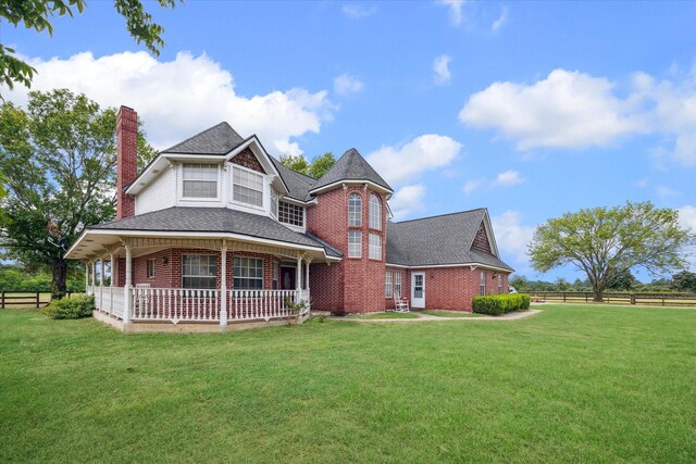 view of front of property featuring a front yard and a porch