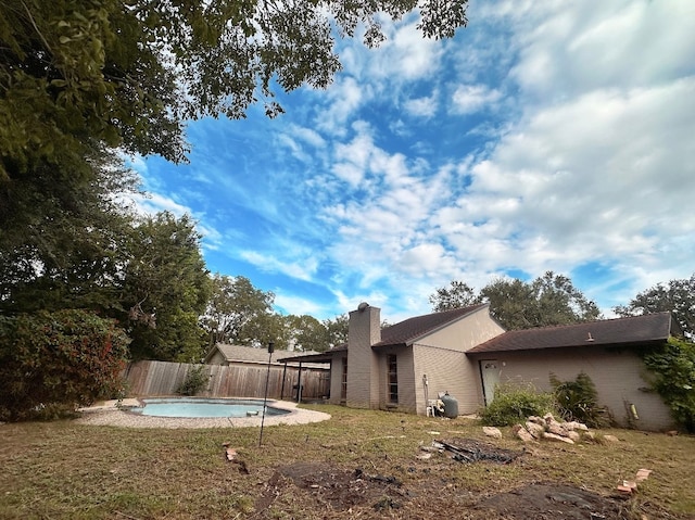 view of yard featuring a fenced in pool