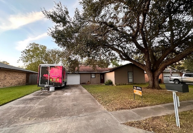 view of front facade featuring a garage and a front yard