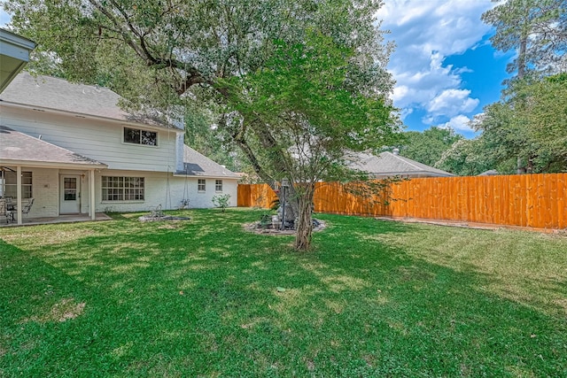 view of yard featuring a patio