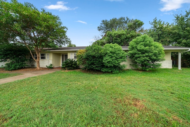 view of front of home featuring a front lawn