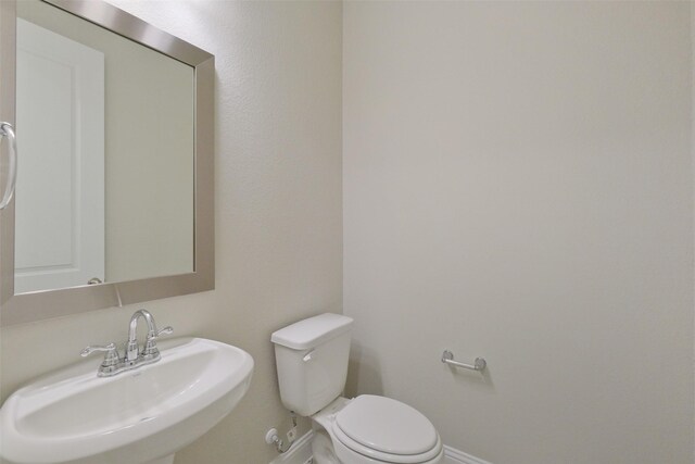 9715 Hunters Run Dr, Missouri City, TX 77459 - half bath with toilet, baseboards, and a sink