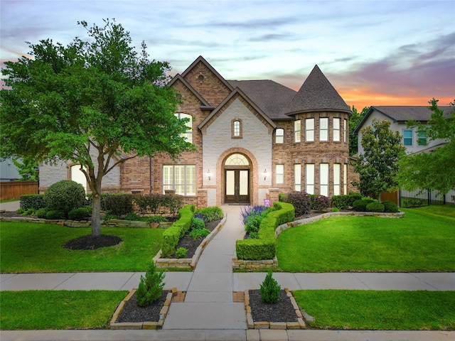 view of front facade with a lawn