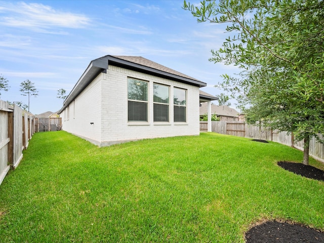 back of house featuring a lawn