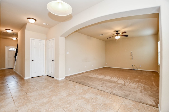 carpeted empty room featuring ceiling fan