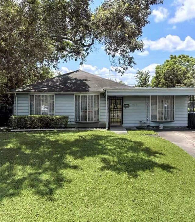 single story home featuring a front yard