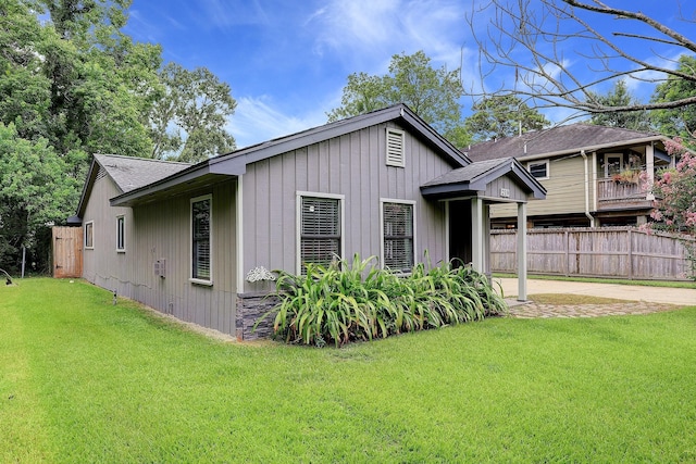 view of front facade featuring a front yard