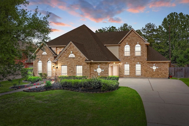 view of front facade with a yard