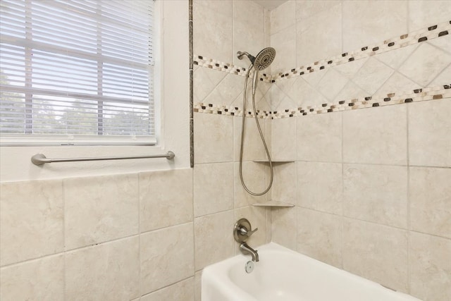 bathroom featuring tiled shower / bath combo