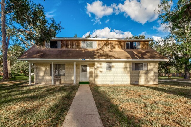 view of front of home with a front lawn