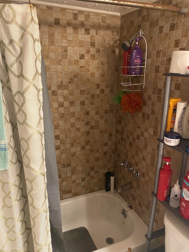 bathroom featuring shower / tub combo