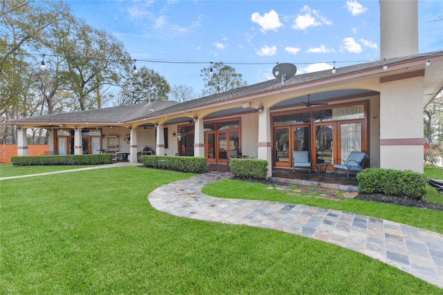 view of front of home featuring a front lawn and ceiling fan