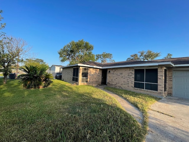 view of front facade featuring a garage and a front yard