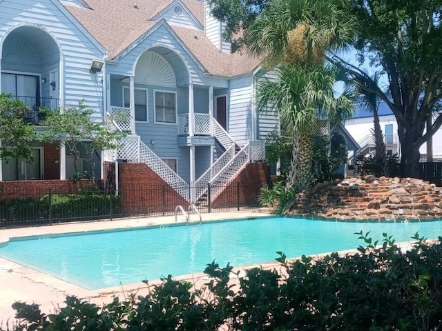 view of swimming pool