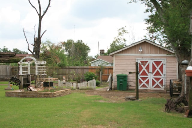 view of yard featuring a shed