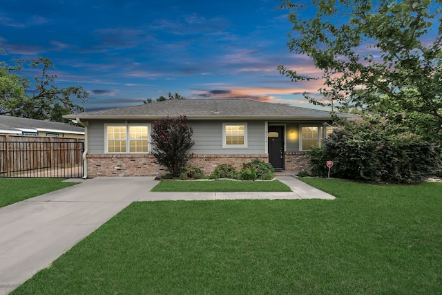 view of front of house featuring a yard