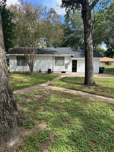 ranch-style home with a front yard