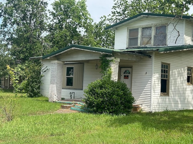 view of front of home featuring a front yard