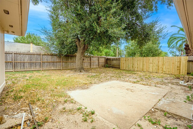 view of yard with a patio area