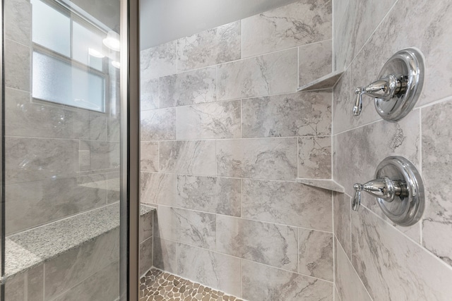 bathroom featuring a tile shower