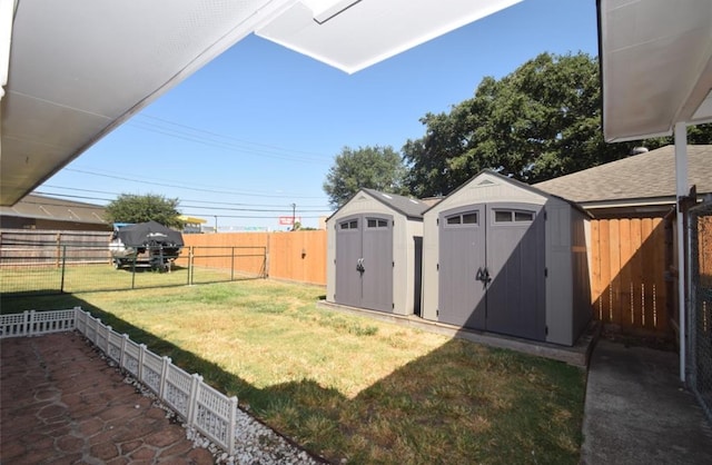 view of yard with a storage unit