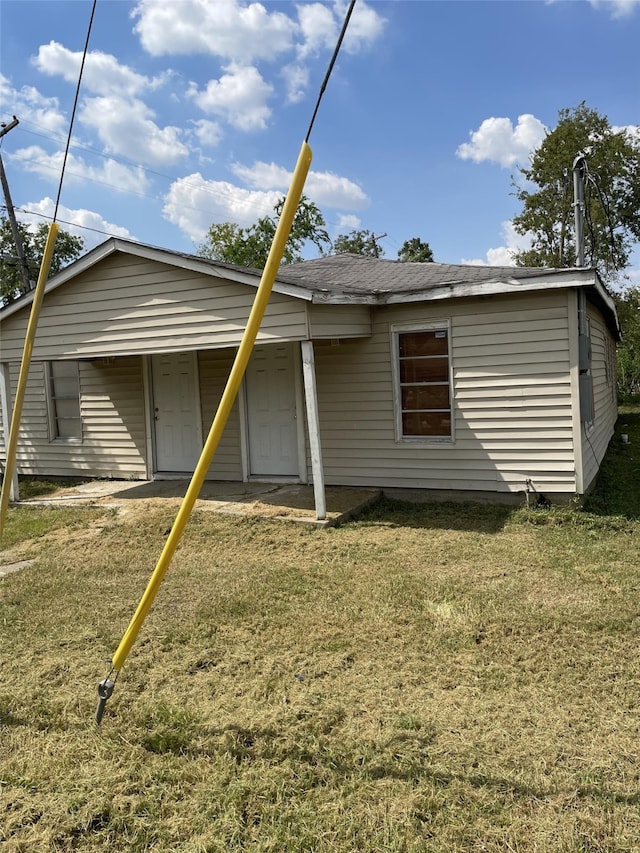 view of front of house featuring a front lawn