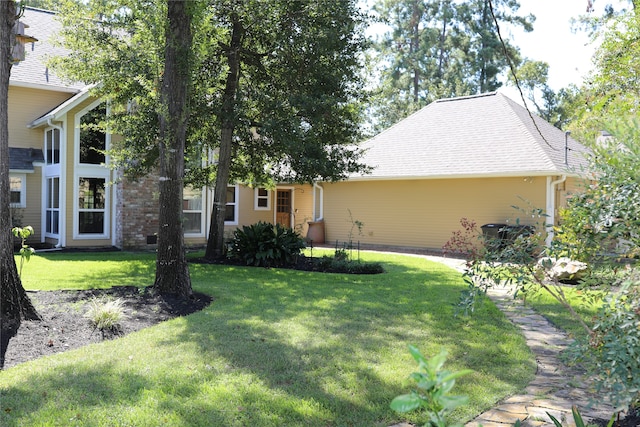 view of front of home featuring a front lawn