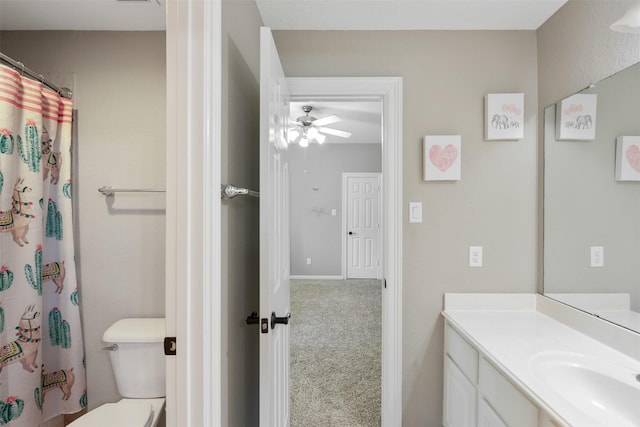 bathroom with curtained shower, toilet, vanity, and a ceiling fan