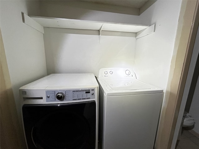 laundry room with washing machine and dryer