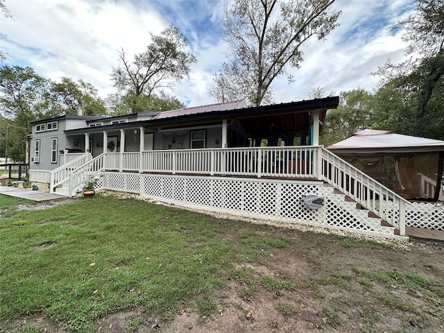 view of front of property featuring a front lawn and covered porch