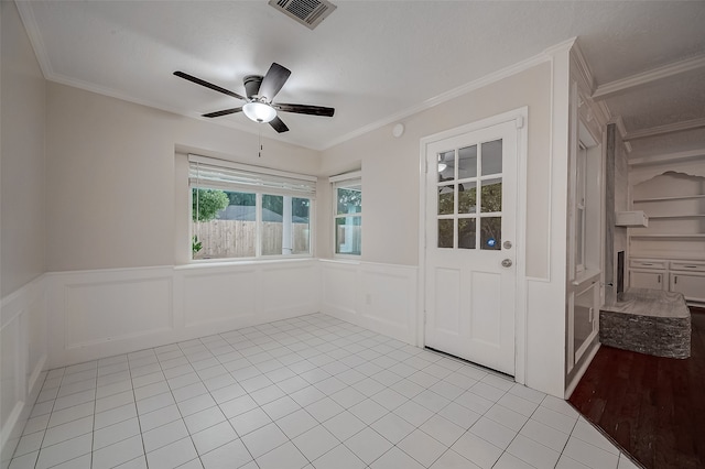 unfurnished room featuring ceiling fan, crown molding, and light hardwood / wood-style flooring