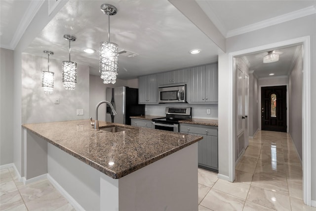 kitchen with sink, hanging light fixtures, stainless steel appliances, kitchen peninsula, and gray cabinets